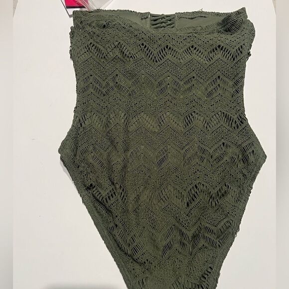 VINCE CAMUTO Crochet Bandeau One-Piece Swimsuit safari green New 8 - Picture 13 of 16